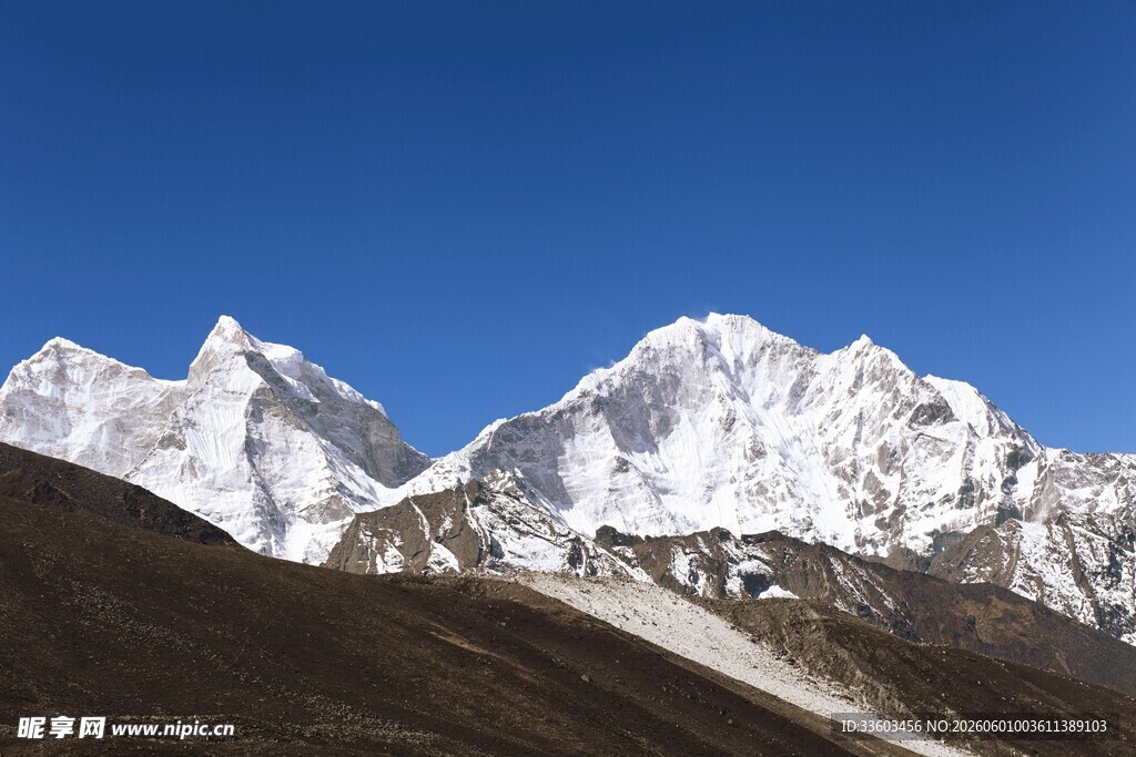 巍峨雪山壮丽景观
