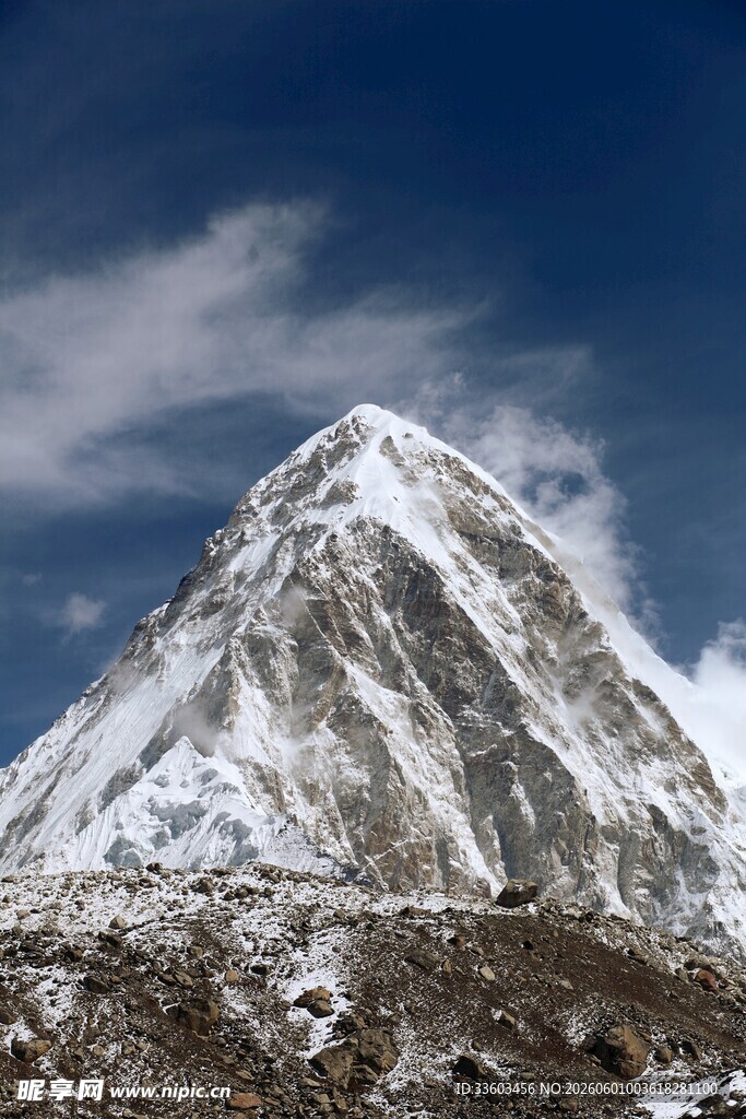 巍峨雪山