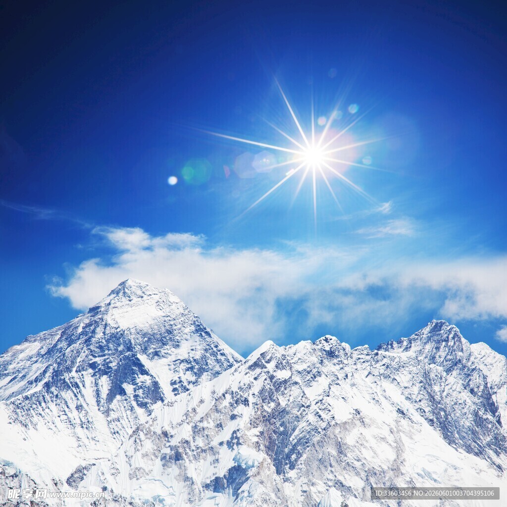壮丽雪山与闪耀阳光