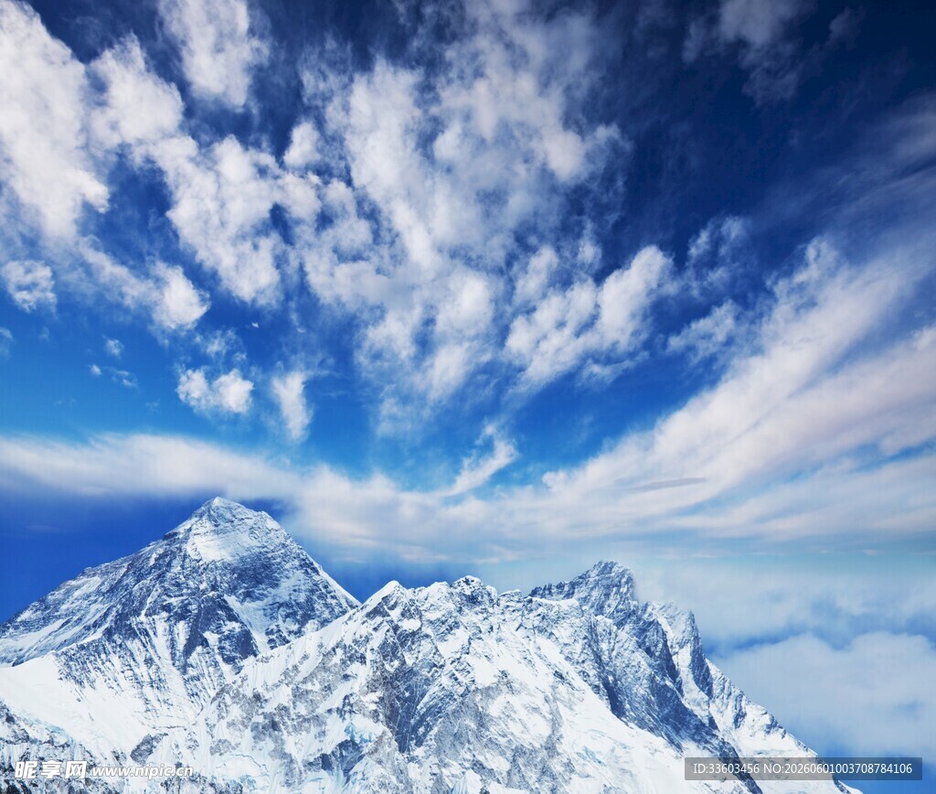 雪山之巅的壮丽蓝天