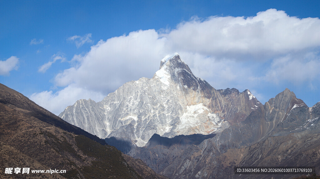 巍峨雪山壮丽景致