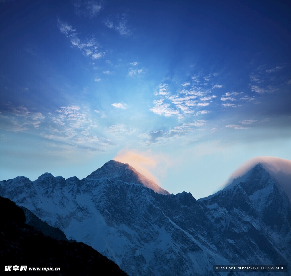 雪山之巅的壮丽日出