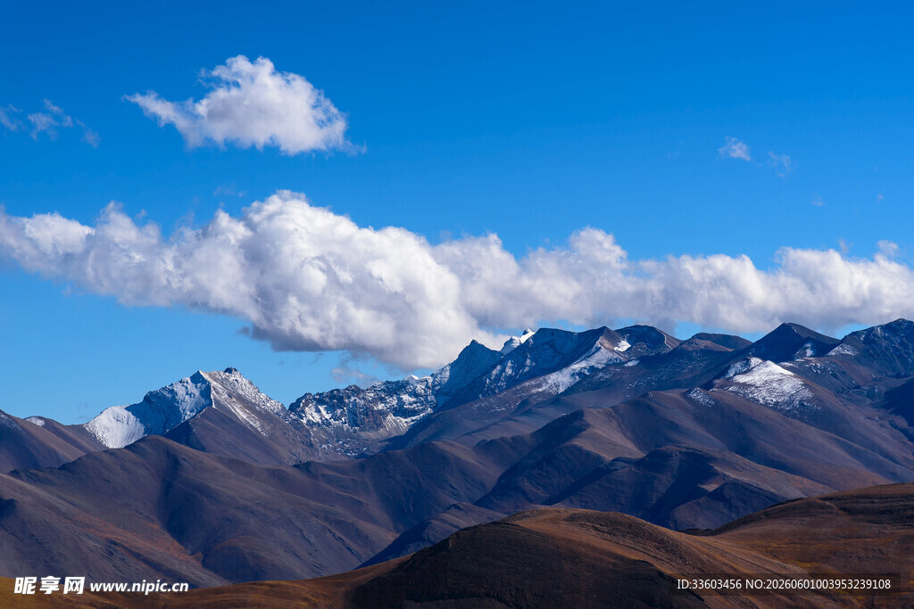 壮丽雪山蓝天白云美景