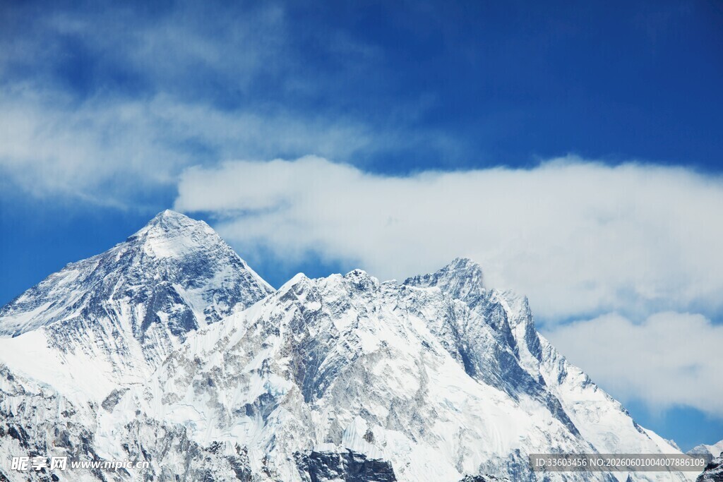 巍峨雪山蓝天白云美景