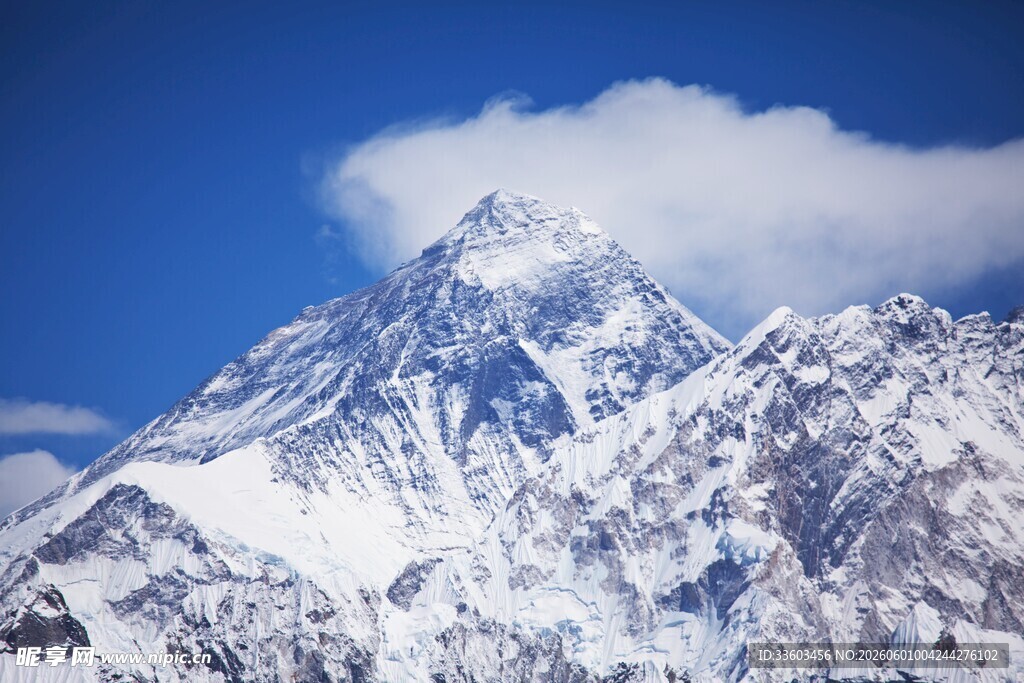 巍峨雪山云端壮丽景致