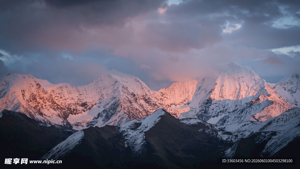 雪山壮丽日出美景