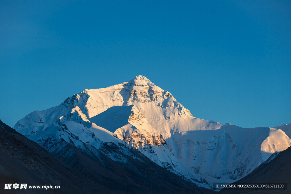 巍峨壮丽的雪山美景
