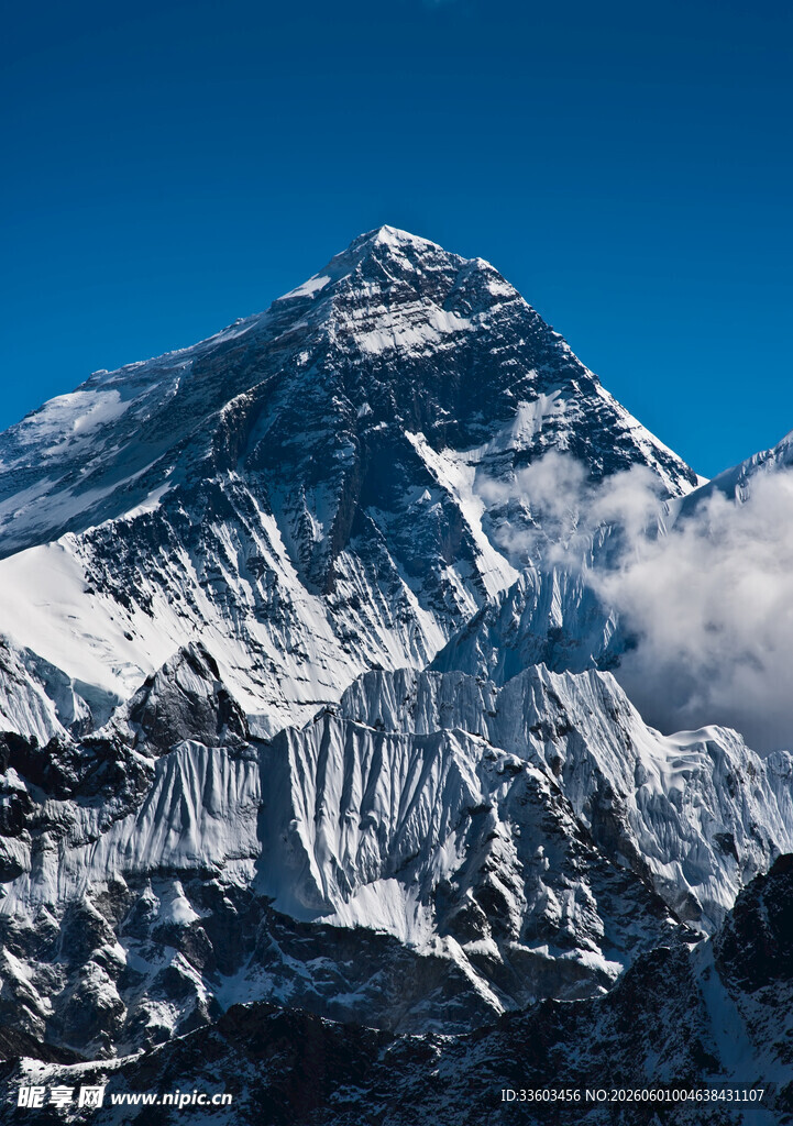 巍峨雪山之巅壮丽景观