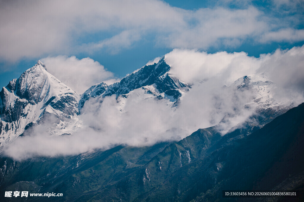 巍峨雪山云海间美景