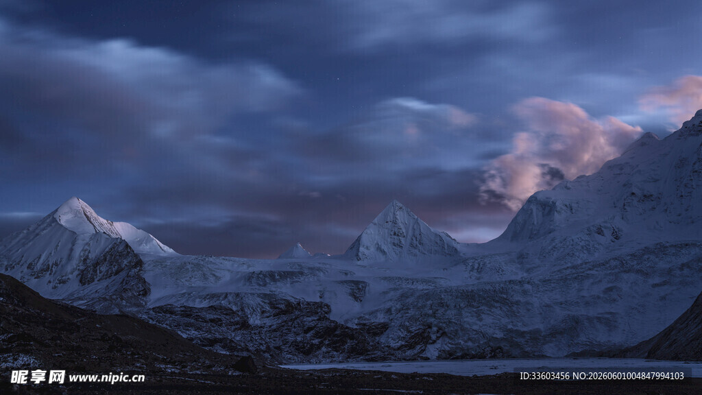 壮丽雪山黄昏美景