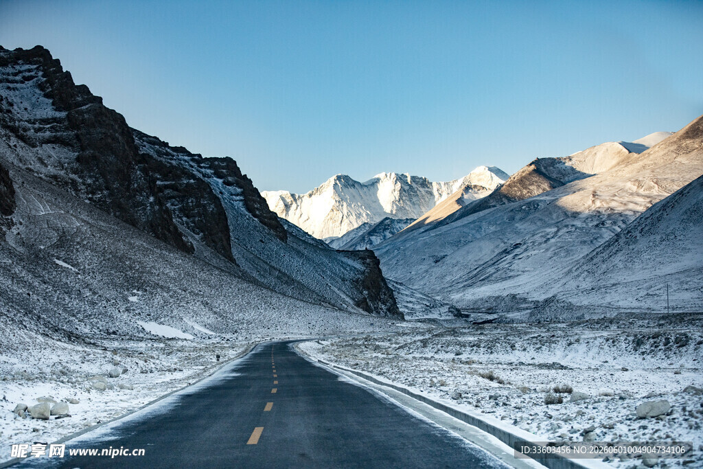 雪山中的蜿蜒公路