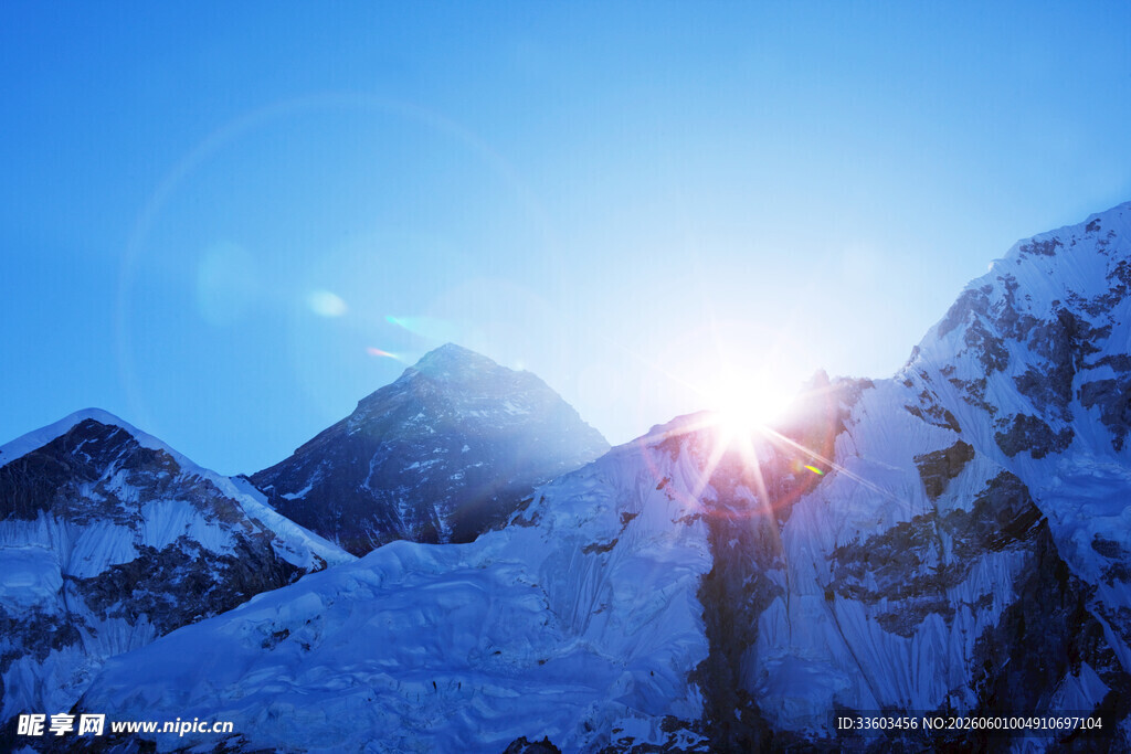 雪山日出美景