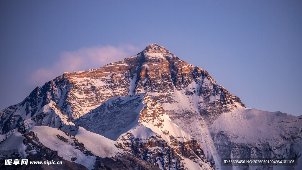 壮丽雪山日出美景