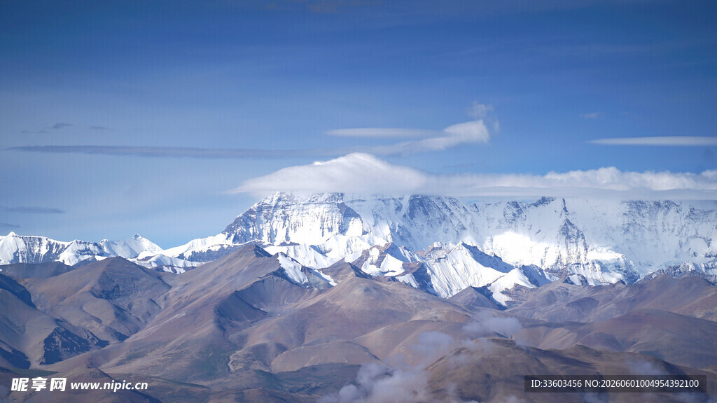 巍峨雪山壮丽景观