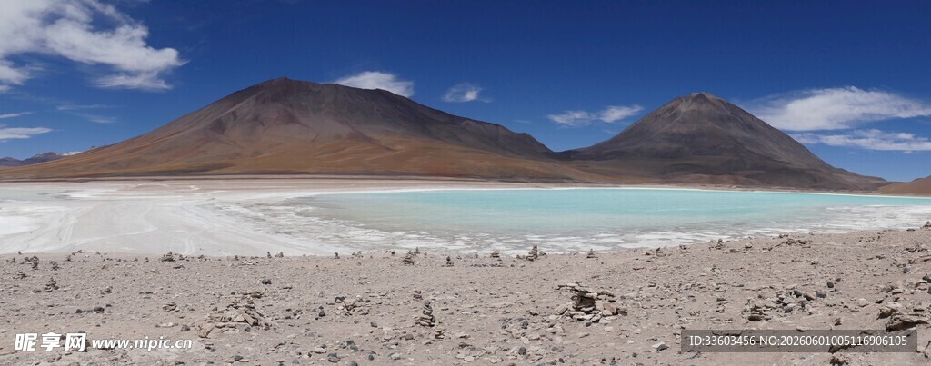 梦幻蓝湖与远山美景