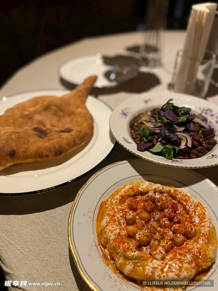 多样美食摆放在餐桌