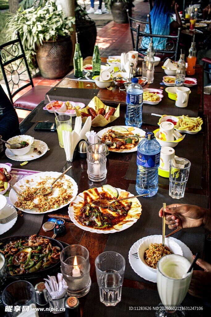 丰盛餐桌美食聚会场景