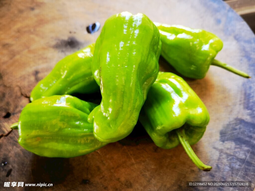 新鲜青椒堆叠在木桌上
