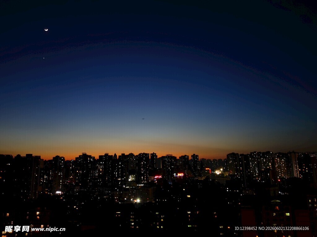 城市夜幕下的绚烂天际线