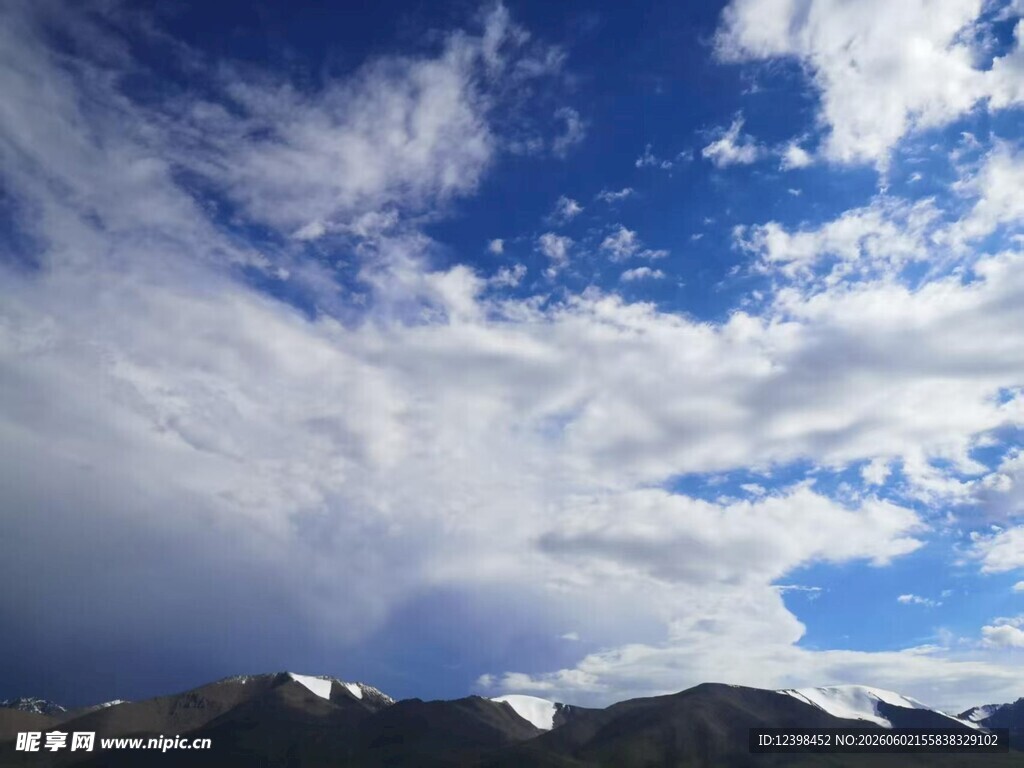 蓝天白云下的巍峨雪山