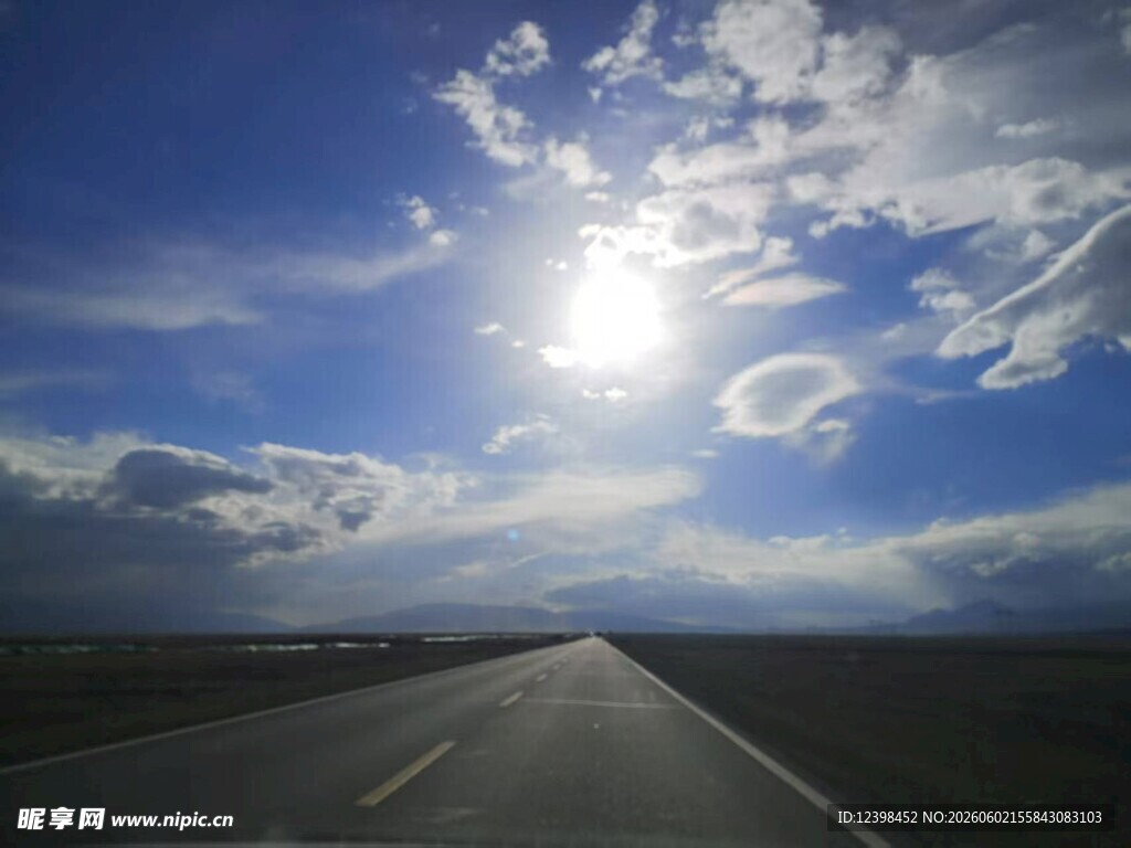 公路上的灿烂阳光与蓝天