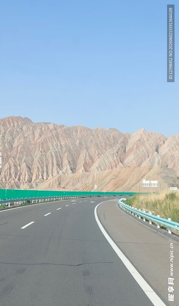 宽阔公路旁的壮丽山景