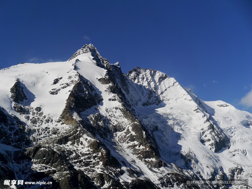 巍峨雪山壮丽景致