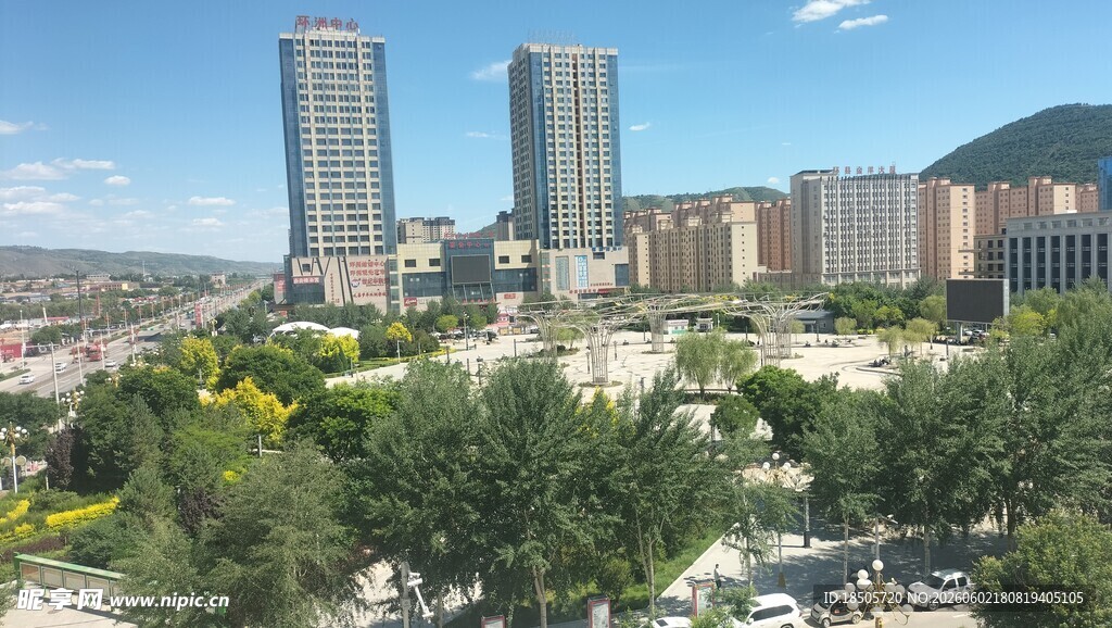 城市双塔楼与绿树景观