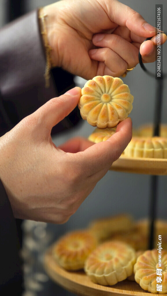 手捧精美中式糕点