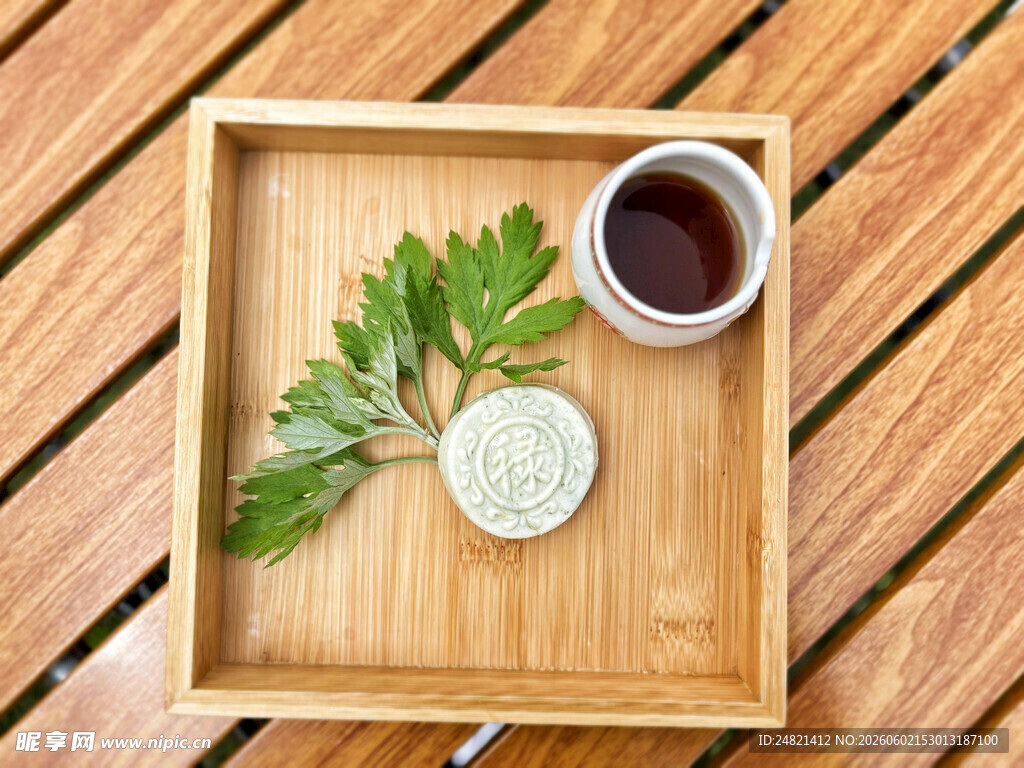 木盘上的茶点与绿植