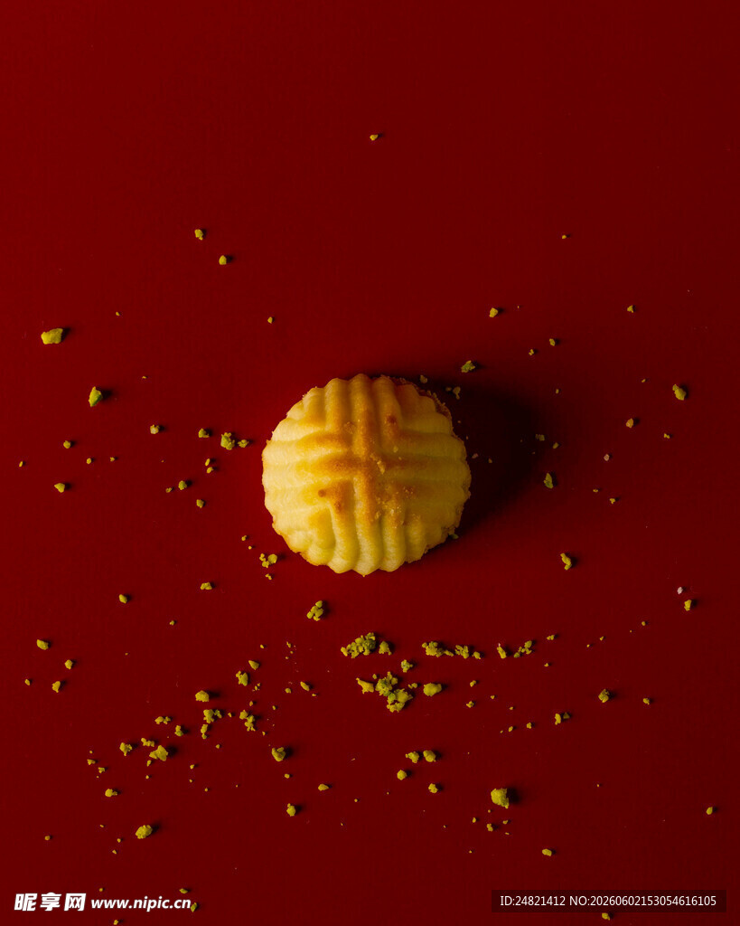 红色背景上的精致月饼