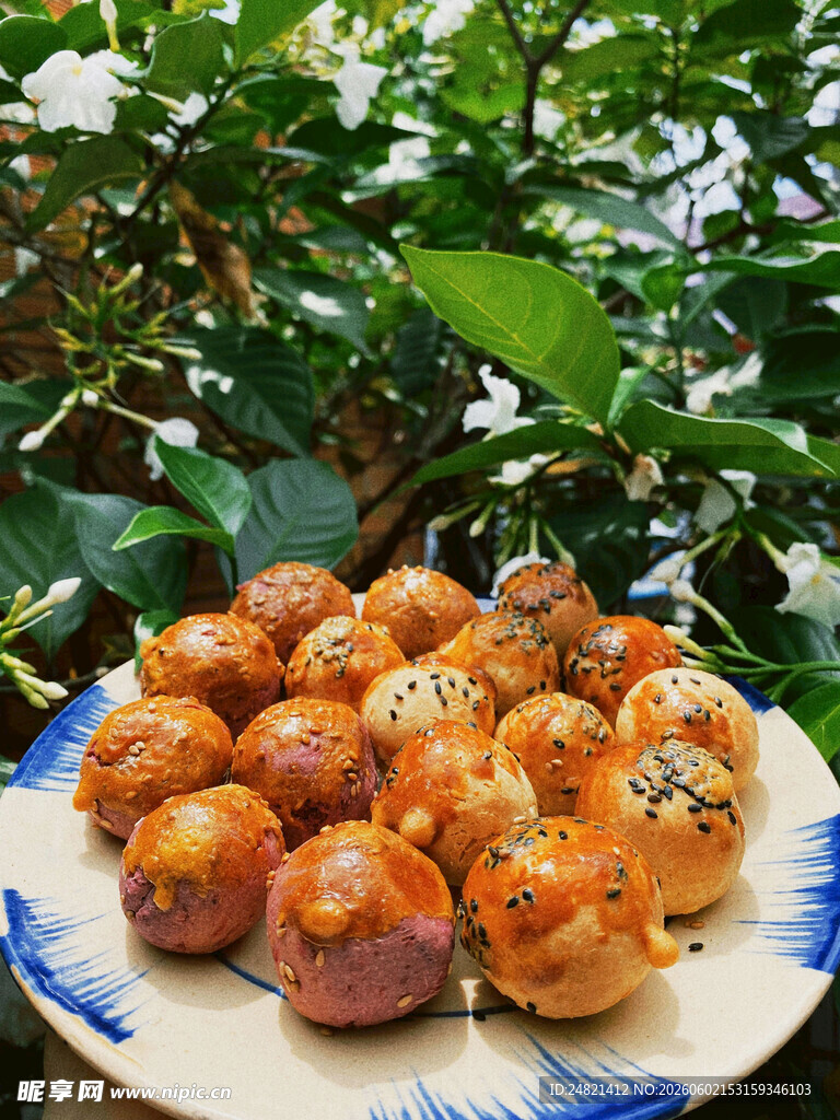 美味油炸丸子摆于盘中