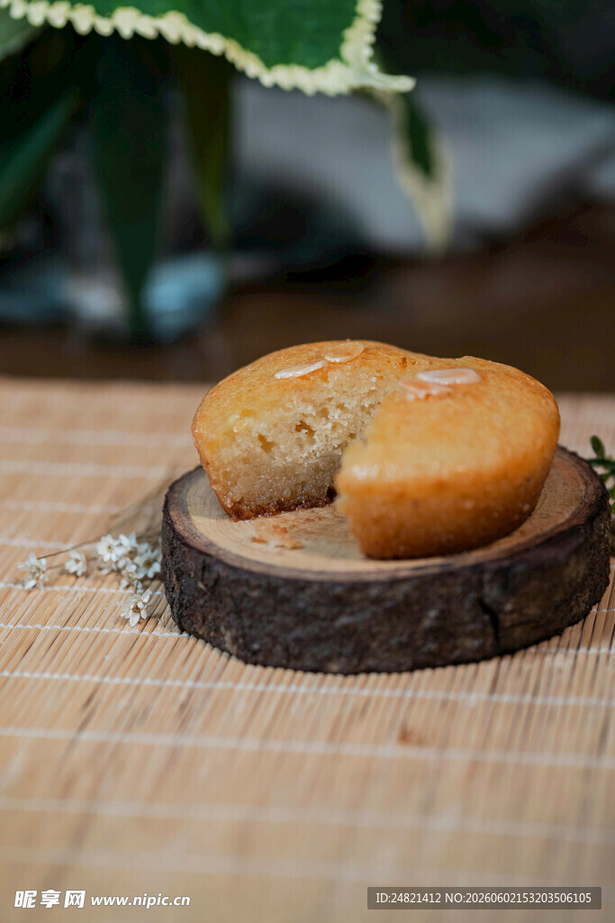 美味中式糕点摆于木盘