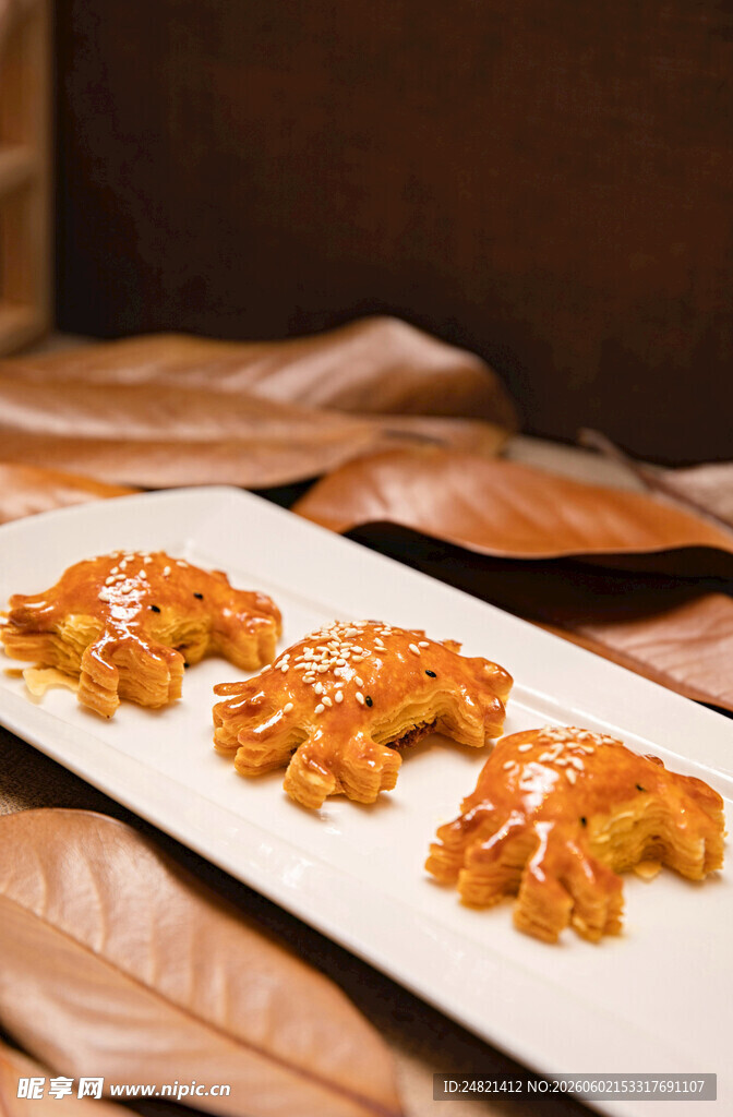 美味油炸面食摆于盘中