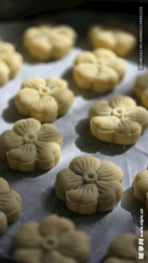 美味自制花朵形状小饼干