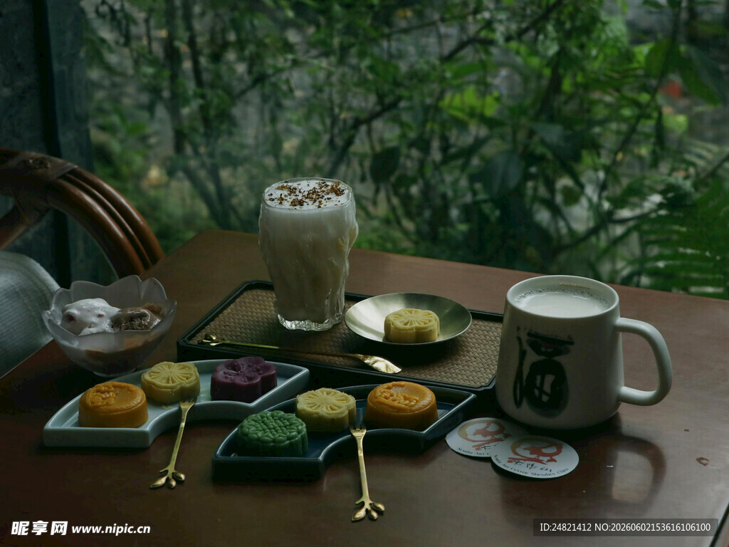 窗边精致茶点与饮品组合