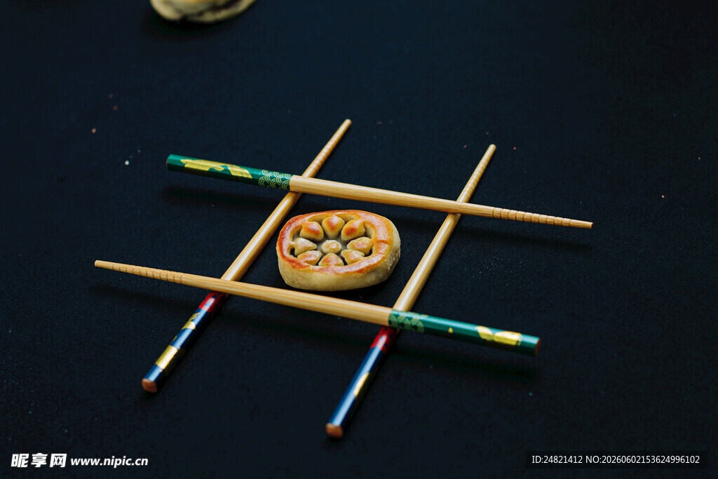 彩色筷子与中间饼干摆拍