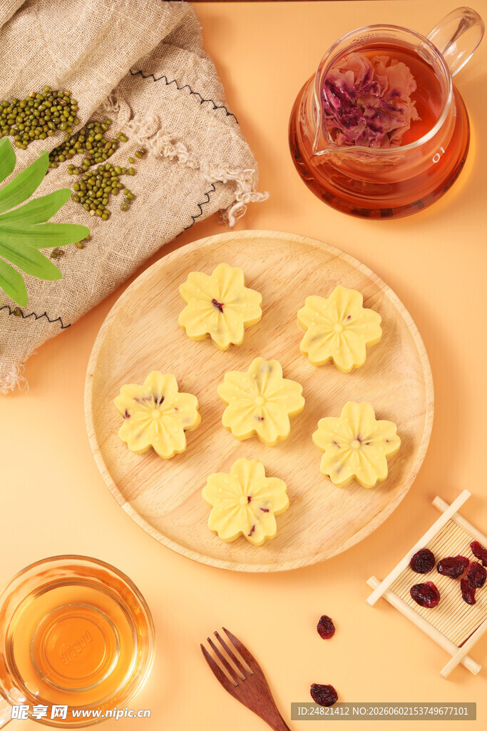 美味菊花饼干与茶饮搭配
