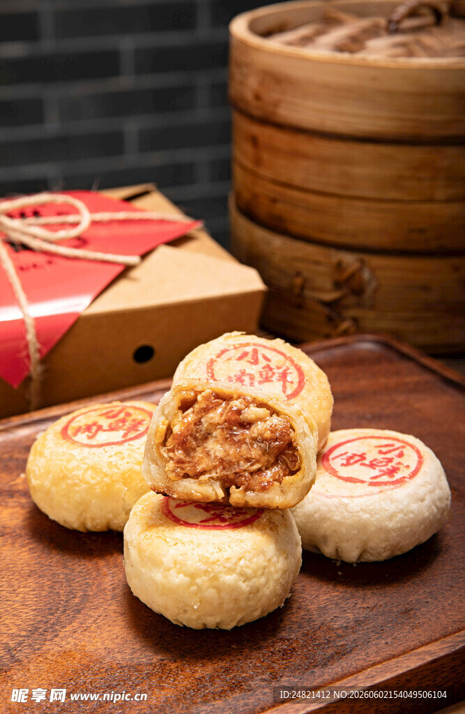 传统美味月饼摆放在木盘上