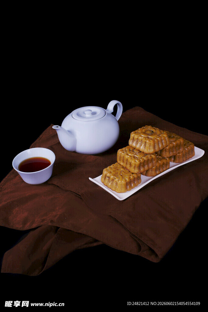 中式茶点与茶具组合