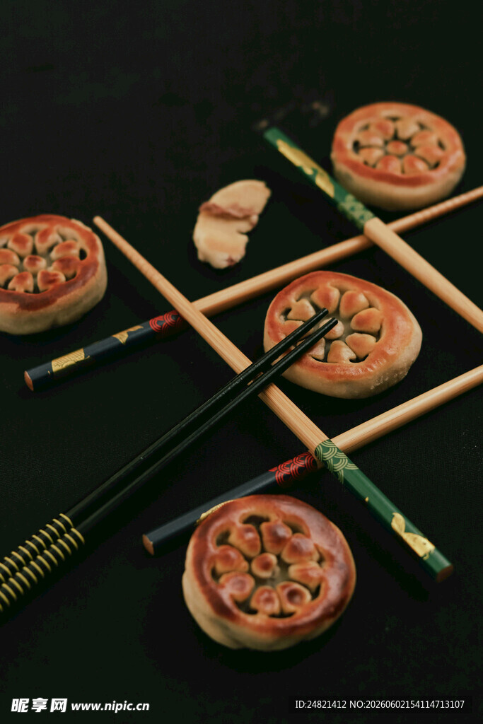 中式传统糕点与餐具组合