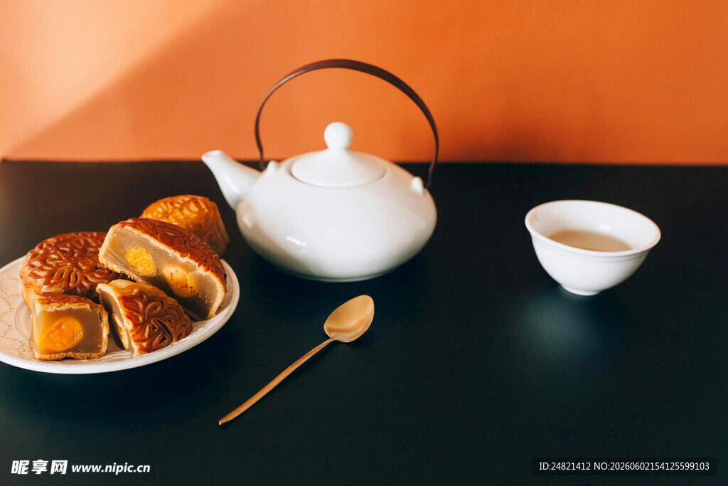 中式茶点与茶具的雅致组合