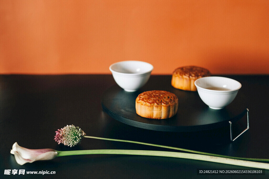 中式茶点与雅致插花