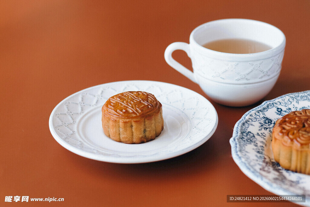 中式茶点搭配月饼与清茶