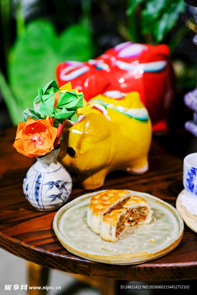 传统摆件与美味糕点