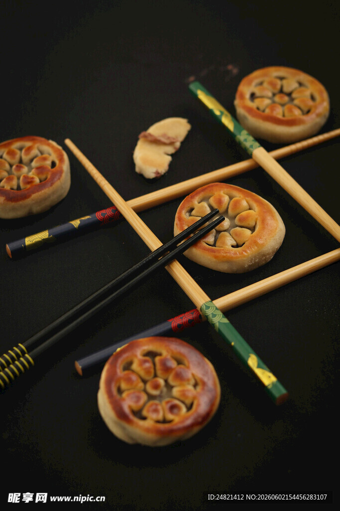 美味披萨搭配精致餐具