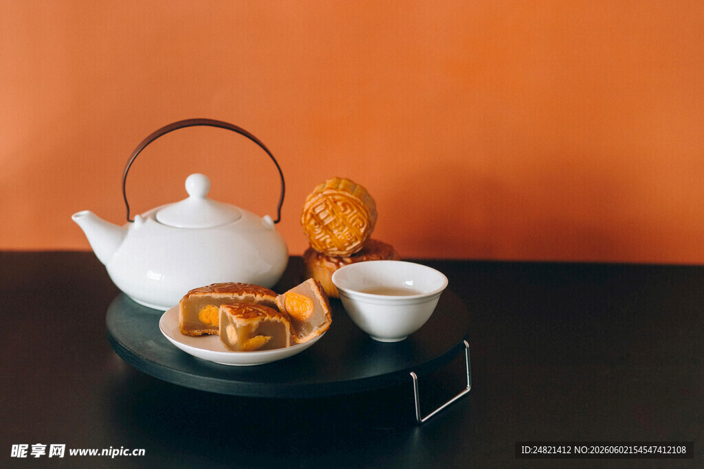 中式茶具与点心的雅致组合