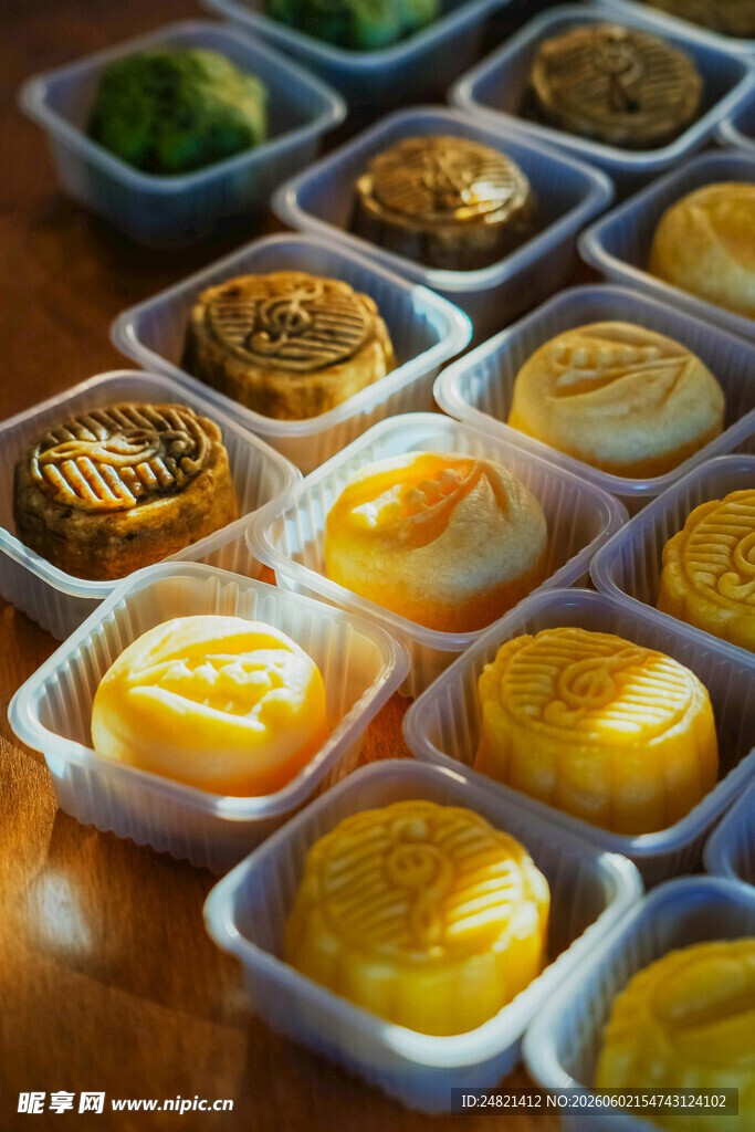 多样美味酱料整齐摆放