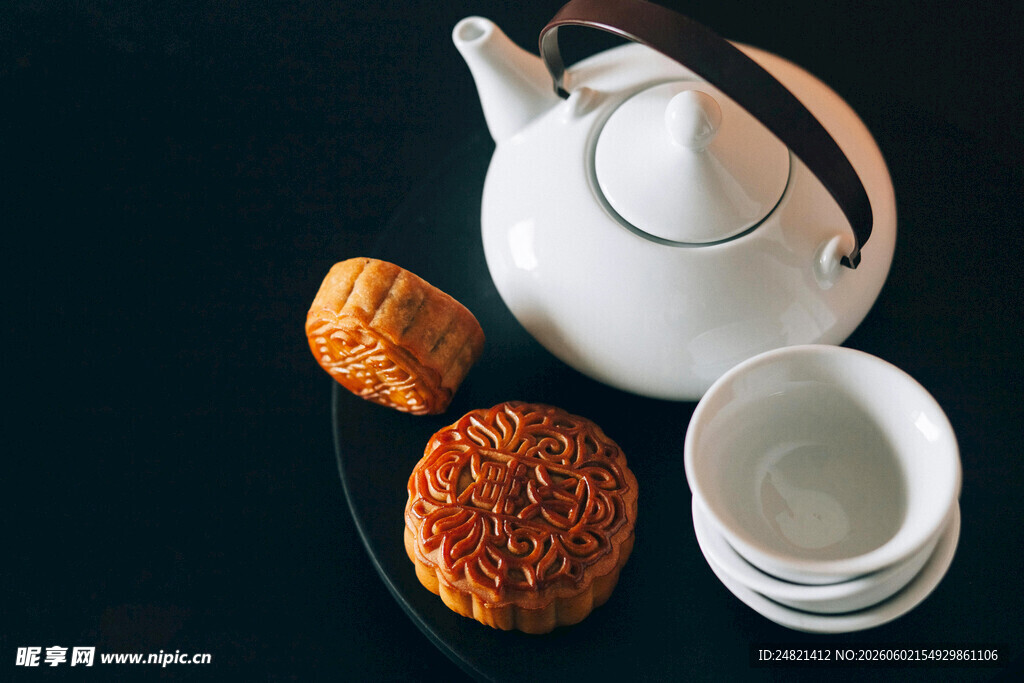 中式茶具与美味糕点