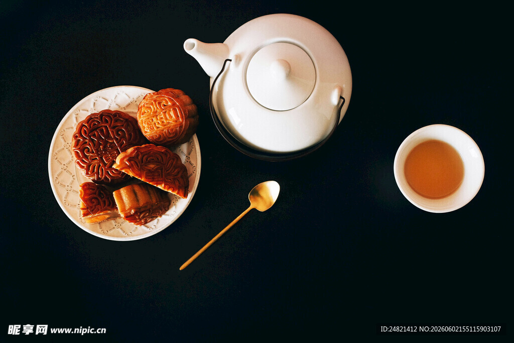 精致茶点与茶饮组合